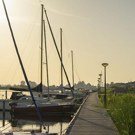 Waterchalet Number 6 Recreationpark Yn'E Lijte Grou Met Ligplaats Boot Villa Kültér fotó