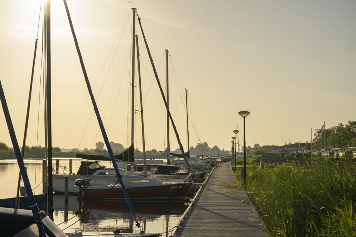 Waterchalet Number 6 Recreationpark Yn'E Lijte Grou Met Ligplaats Boot Villa Kültér fotó